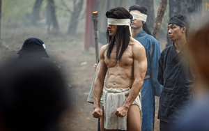 Mỹ nam cổ trang Việt đẹp đến độ bạn diễn ngắm sáng cả mắt: Body 1000 điểm không góc chết, chê gì cũng được trừ visual