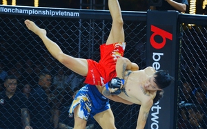 Võ sĩ Trung Quốc quật ngã, khóa cổ khiến cựu 'Thần võ' Việt Nam phải xin thua