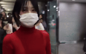 Lộ clip "tiểu Jennie" phát hoảng khi bị fan truy đuổi vây kín tại sân bay, hỏi 1 câu nghe mà xót