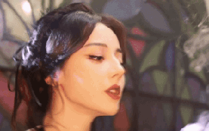 Địch Lệ Nhiệt Ba giàu mà keo kiệt?