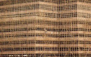 Dựng lại hiện trường: Giàn giáo tre dày như mạng nhện trở thành mồi lửa khiến chung cư của hơn 4.000 cư dân thành ngọn đuốc sống