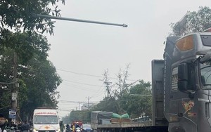 Đi khám bệnh về, cụ ông 79 tuổi va chạm với xe đầu kéo, bị cán tử vong