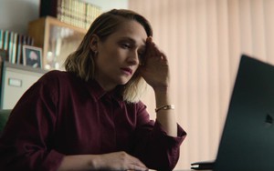 Xem phim Sex Education, tôi thấy khó chịu vô cùng: Vì nó bóc mẽ trần trụi sai lầm dạy con này của nhiều gia đình!