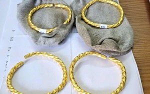 Người phụ nữ cất giấu vàng trong tất để đưa về Việt Nam