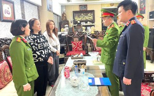 Ảnh: Khám xét nơi ở và nơi làm việc của vợ chồng chủ tiệm vàng Nguyễn Hữu Bình