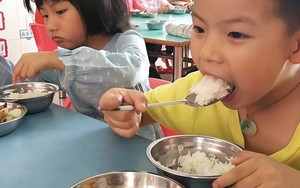 Trưa nào đồ ăn con đem tới trường cũng BIẾN MẤT, bà mẹ "giăng bẫy" bằng 1 thứ, bắt thủ phạm phải ra mặt!