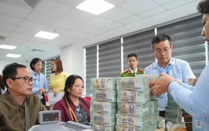 Người dân khu 'đất kim cương' cạnh hồ Hoàn Kiếm nhận tiền đền bù dự án quảng trường