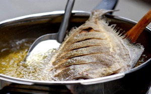 Đây là kẻ thù của dầu mỡ: Cho vào khi rán cá, cá giòn thơm, không dính chảo, không bắn dầu