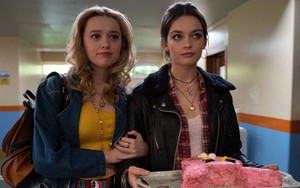 Xem Sex Education, nước mắt tôi chảy dài vì suýt nữa đã đẩy cuộc đời con mình vào ngõ cụt mà không hề hay biết