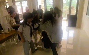 Nữ sinh lớp 10 ở Thanh Hóa nhập viện sau khi bị "đánh hội đồng" giữa lớp học