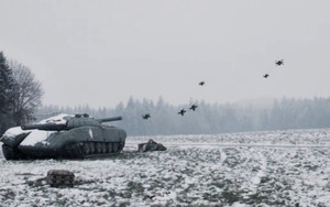 Hệ thống Nemyx buộc một bầy đàn máy bay không người lái phải tấn công xe tăng