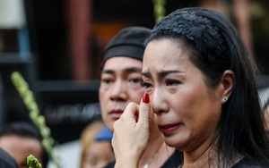 Nữ NSND là Phó chủ tịch: "Tôi lấy tay che nhưng đạn vẫn sượt qua tay ghim vào ngực"