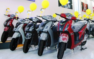 "SH điện" giá rẻ vừa về Việt Nam; Yamaha tung xe tay ga hybrid mới