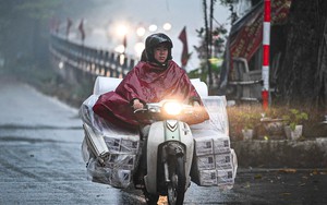 Hà Nội mịt mù sương kèm bụi mịn, người dân vật lộn với rét và ô nhiễm