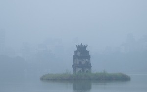 Sáng thứ Bảy, Hà Nội khác lạ khi hứng trọn combo sương mù, ô nhiễm, mưa lạnh