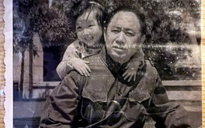 Bức ảnh cha con đáng yêu này không ngờ lại ẩn chứa 1 điều KHÓ NÓI sau 40 năm!