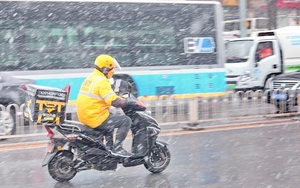 Đi 10km trong mưa để giao một đơn hàng, shipper tuyên bố 1 câu khiến ai cũng thấm