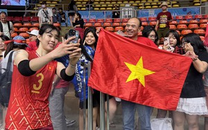 Hơi ấm từ quê nhà theo chân tuyển bóng chuyền nữ Việt Nam