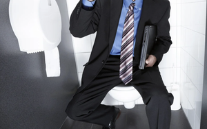 Đi vệ sinh 14 lần, có lần kéo dài 4 tiếng: Kỹ sư Trung Quốc bị sa thải, tòa tuyên “vượt xa nhu cầu thể chất”