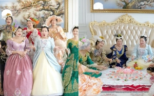 Độc lạ “Gia Tộc Họ Đặng”: 7 chị chồng thuê váy quý tộc châu Âu mở tiệc đầy tháng cho cháu