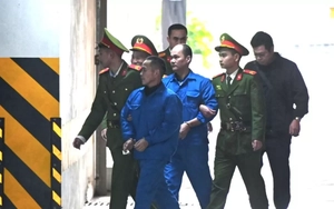 Cảnh sát dẫn giải nhóm cựu thẩm phán, kiểm sát viên, chấp hành viên đến tòa