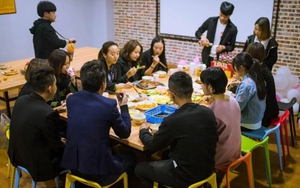 Họp lớp bị coi như người thừa, tôi lặng lẽ ngồi lại đến cuối và thứ nhận được là số tiền giá trị đến không ngờ