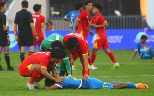 Cầu thủ Philippines khóc nức nở gần 15 phút, ngậm ngùi nhìn U22 Việt Nam vào chung kết