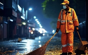 Bác lao công quét đường nhặt được bọc tiền 1,4 tỷ, đứng canh bên vỉa hè suốt 3 tiếng giữa đêm đông