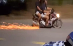 [CLIP] Nhóm 'quái xế' nẹt pô, cà chân chống xuống đường... đăng video lên mạng để giải trí