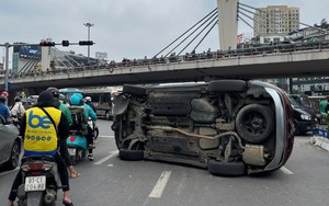 Nguyên nhân vụ ô tô Santa Fe lật nghiêng giữa Ngã Tư Sở khiến giao thông ùn tắc