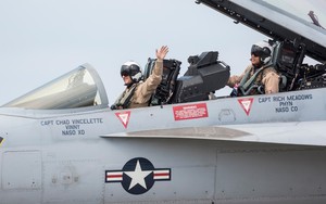 Phi công phụ của máy bay chiến đấu làm gì khi 'tử chiến trên không'?