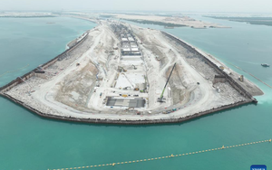 Chưa từng có trên thế giới: Trung Quốc dựng hàng cọc thép khổng lồ thành tấm khiên ngăn nước quây đáy biển, đào hầm nối 2 đảo, kỹ sư ngoại kinh ngạc thán phục