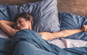 55 tuổi mà “trẻ như 20” nhờ 1 thói quen rất dễ làm, lại miễn phí