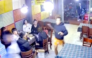 Hai đối tượng mang mã tấu xông vào quán nhậu chém 3 người thương vong