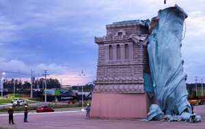 Gió giật mạnh tới 90 km/h, Nữ thần Tự do cao bằng một nửa bản gốc bất ngờ bị quật ngã