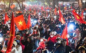 Cờ đỏ sao vàng phủ kín phố phường mừng U22 Việt Nam vô địch