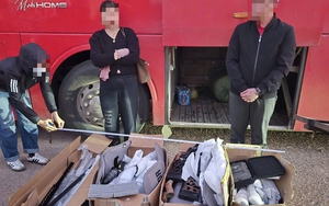 Phát hiện 4 thùng các-tông chứa linh kiện lắp ráp súng ở biên giới