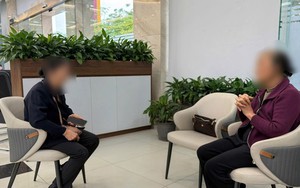 Nhân viên ngân hàng tạm dừng giao dịch chuyển tiền của 2 người phụ nữ lớn tuổi, sau đó mời công an tới làm việc