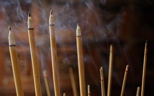 3 khung giờ thắp hương đẹp nhất ngày Mùng 1 Âm lịch