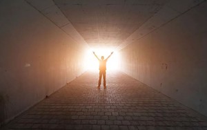 Vì sao con người nhìn thấy “đường hầm ánh sáng” khi cận tử? Khoa học có câu trả lời