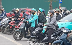 'So găng' xe xăng và xe điện trên đường phố Hà Nội