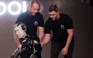 Robot hình người tích hợp AI đầu tiên của Nga ngã sấp mặt chỉ vài giây sau khi bắt đầu buổi thuyết trình chính thức