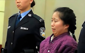 Bảo mẫu đưa con trai đến ở nhờ, tới giờ cơm con gái chủ nhà vừa định ăn thì bị chỉ thẳng mặt: "Ai cho mày ăn trước"