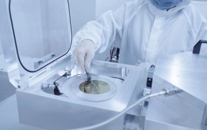 Trung Quốc vượt mặt Elon Musk: Người đàn ông bại liệt điều khiển robot và đi làm lại bằng ý nghĩ