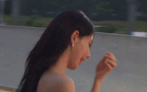 Tréo ngoe: Búp bê đẹp nhất showbiz được các nam sinh ùn ùn theo đuổi, cô vừa đeo kính lên tất cả “chạy mất dép”