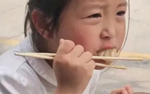 Bức ảnh bé gái ăn sáng có gì bất thường mà khiến dân mạng tranh cãi: Ai cũng thế thì xã hội loạn mất!