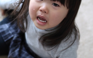 Vì sao trẻ vừa nhìn thấy một người nào đó liền đột nhiên khóc to? Không phải mê tín, cha mẹ cần thật hiểu rõ