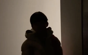 Một trường học yêu cầu học sinh đến lớp trước 6h30 sáng, phụ huynh đưa con đi từ 6h15 vẫn bị phê bình