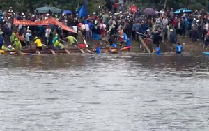 CLIP: Các vận động viên đánh nhau náo loạn lễ hội đua ghe ở Huế