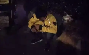 1h sáng, nam shipper khóc nấc bên vệ đường: Đằng sau đơn hàng đồ ăn bị giao trễ là điều không ai ngờ tới